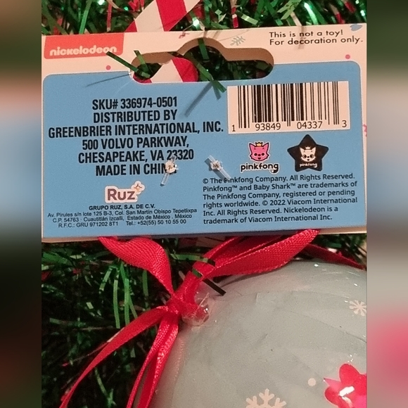 New 2 pc Nickelodeon Baby Shark Mommy Shark & Daddy Shark Christmas Ornament Set - Picture 3 of 5